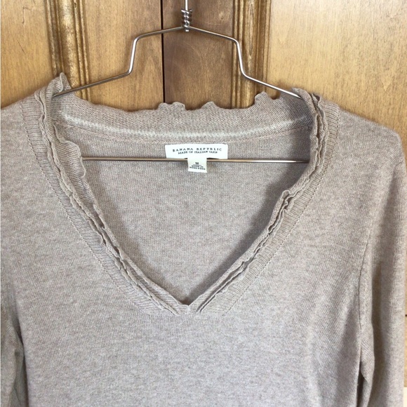 Neutral Banana Republic M Italian wool blend w/ cashmere V neck. - Picture 4 of 6